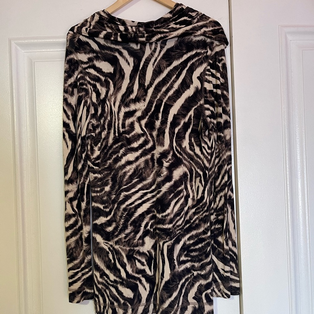 Karen Kane Black and Cream Patterned Top